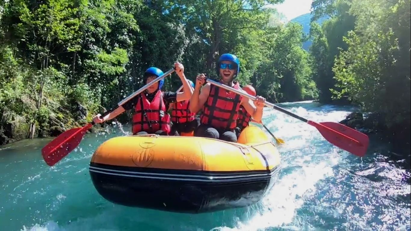 Découvrez les activités nautiques en vallée d'Aure avec Saint-Lary Rafting : un souffle d'aventure pour les seniors